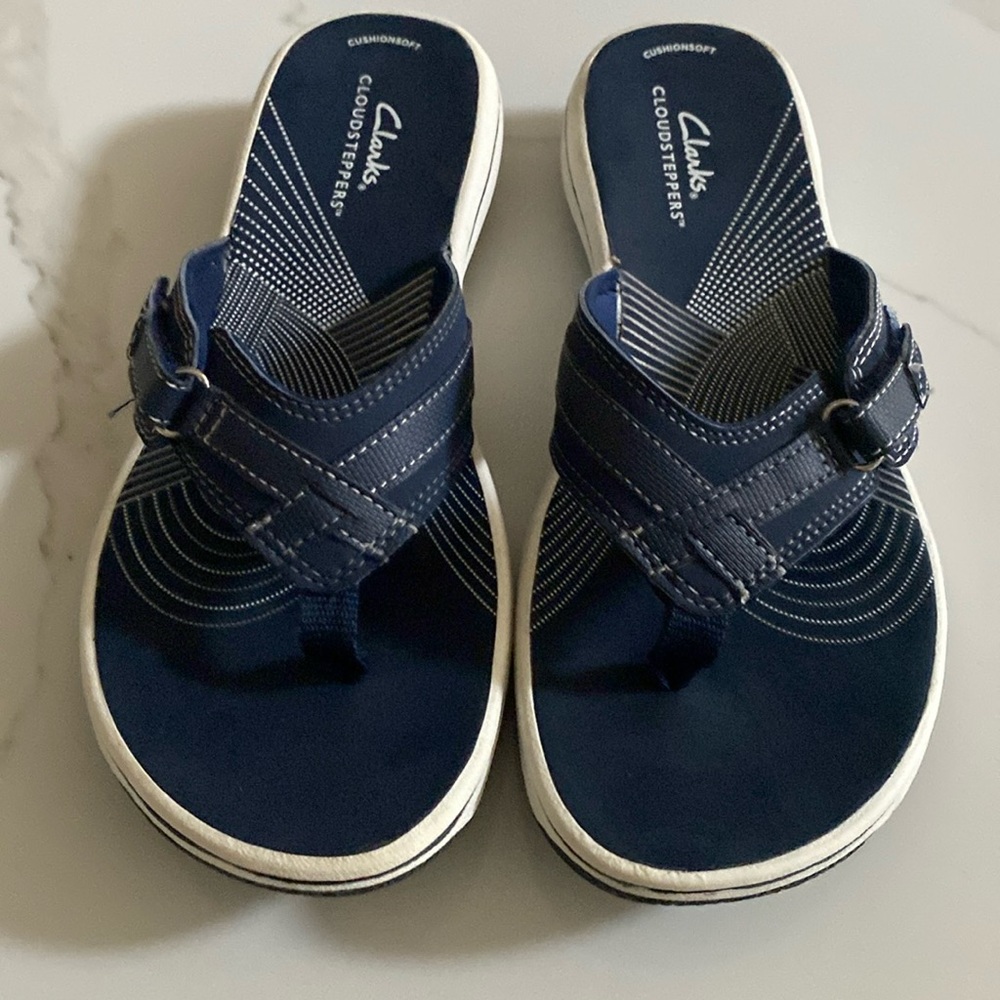 Clark’s Navy cloud steppers Breeze Sea, soft flip-flop size 8